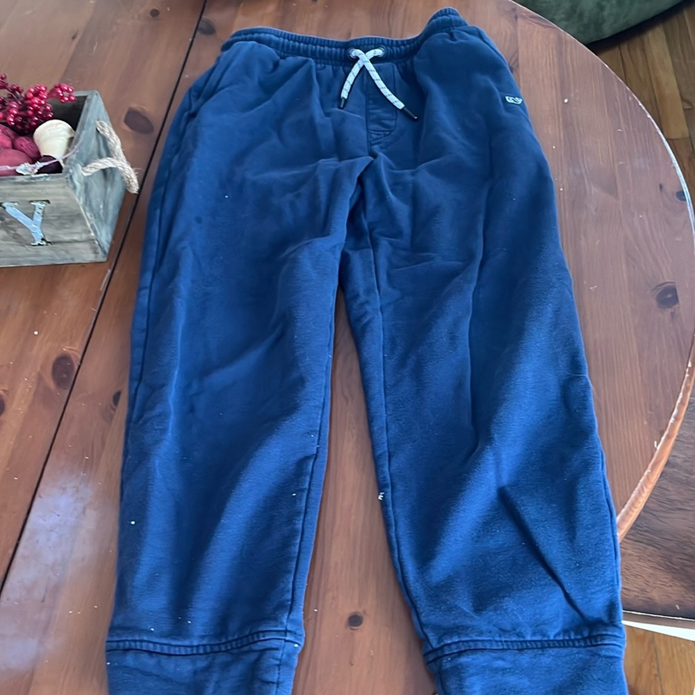 Vineyard vines boys M (12-14)navy sweatpants. Good condition and no flaws.